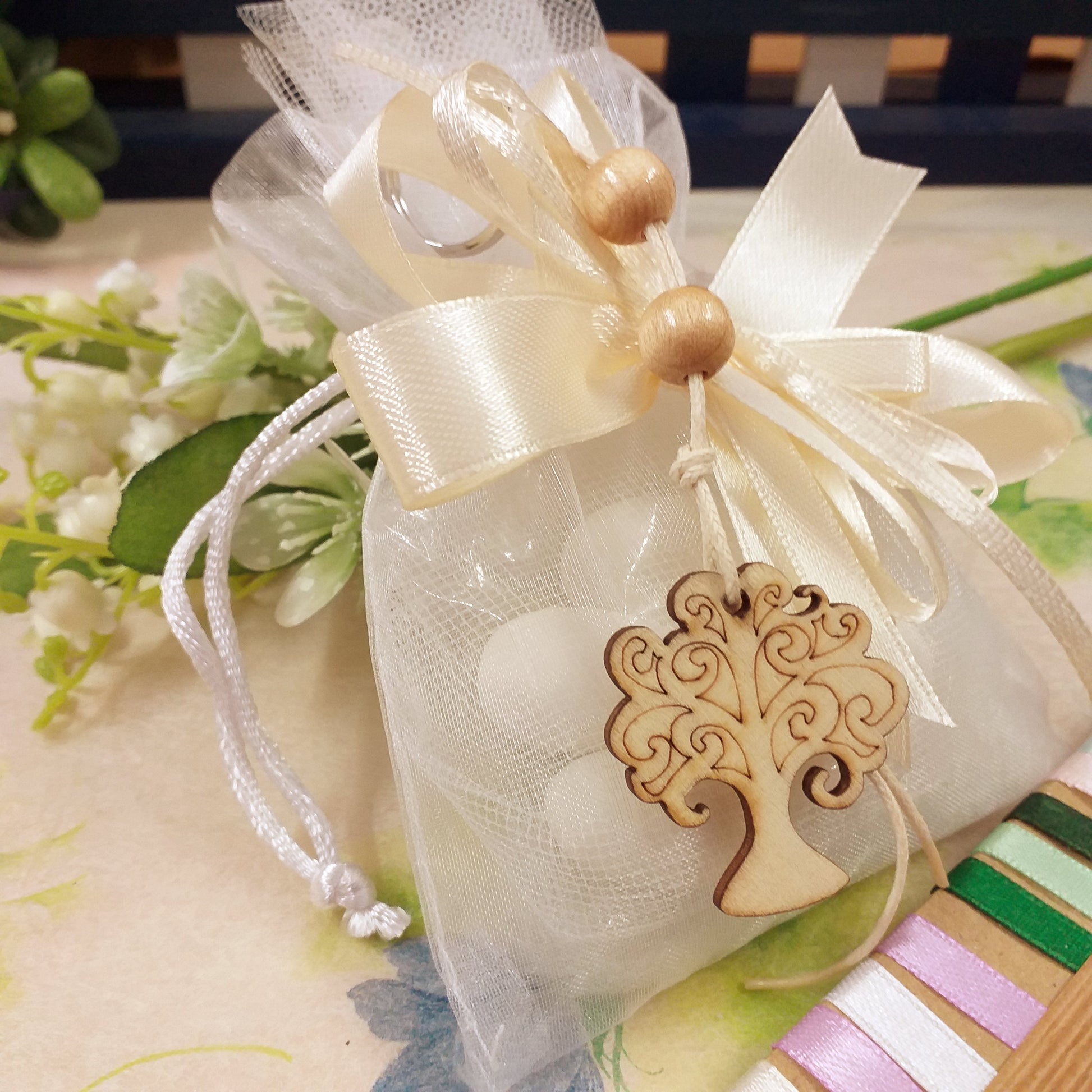 sacchetto confetti e panna portachiavi albero della vita ciondolo legno pirografato corda perle nastro kit fai da te o confezionato bomboniera matrimonio anniversario comunione cresima