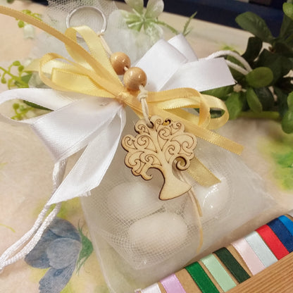 sacchetto confetti bianco e giallino portachiavi albero della vita ciondolo legno pirografato corda perle nastro kit fai da te o confezionato bomboniera matrimonio anniversario comunione cresima