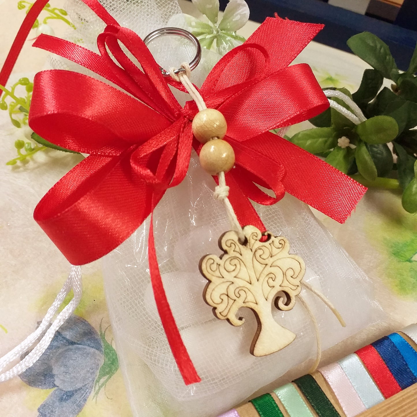 sacchetto confetti e rosso portachiavi albero della vita ciondolo legno pirografato corda perle nastro kit fai da te o confezionato bomboniera matrimonio anniversario comunione cresima laurea
