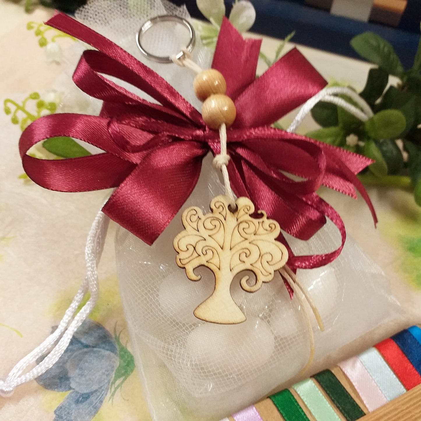 sacchetto confetti e bordeaux portachiavi albero della vita ciondolo legno pirografato corda perle nastro kit fai da te o confezionato bomboniera matrimonio anniversario comunione cresima