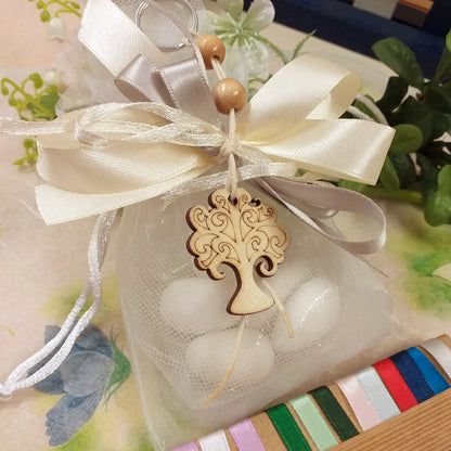 sacchetto confetti shabby panna grigio portachiavi albero della vita ciondolo legno pirografato corda perle nastro kit fai da te o confezionato bomboniera matrimonio anniversario comunione cresima