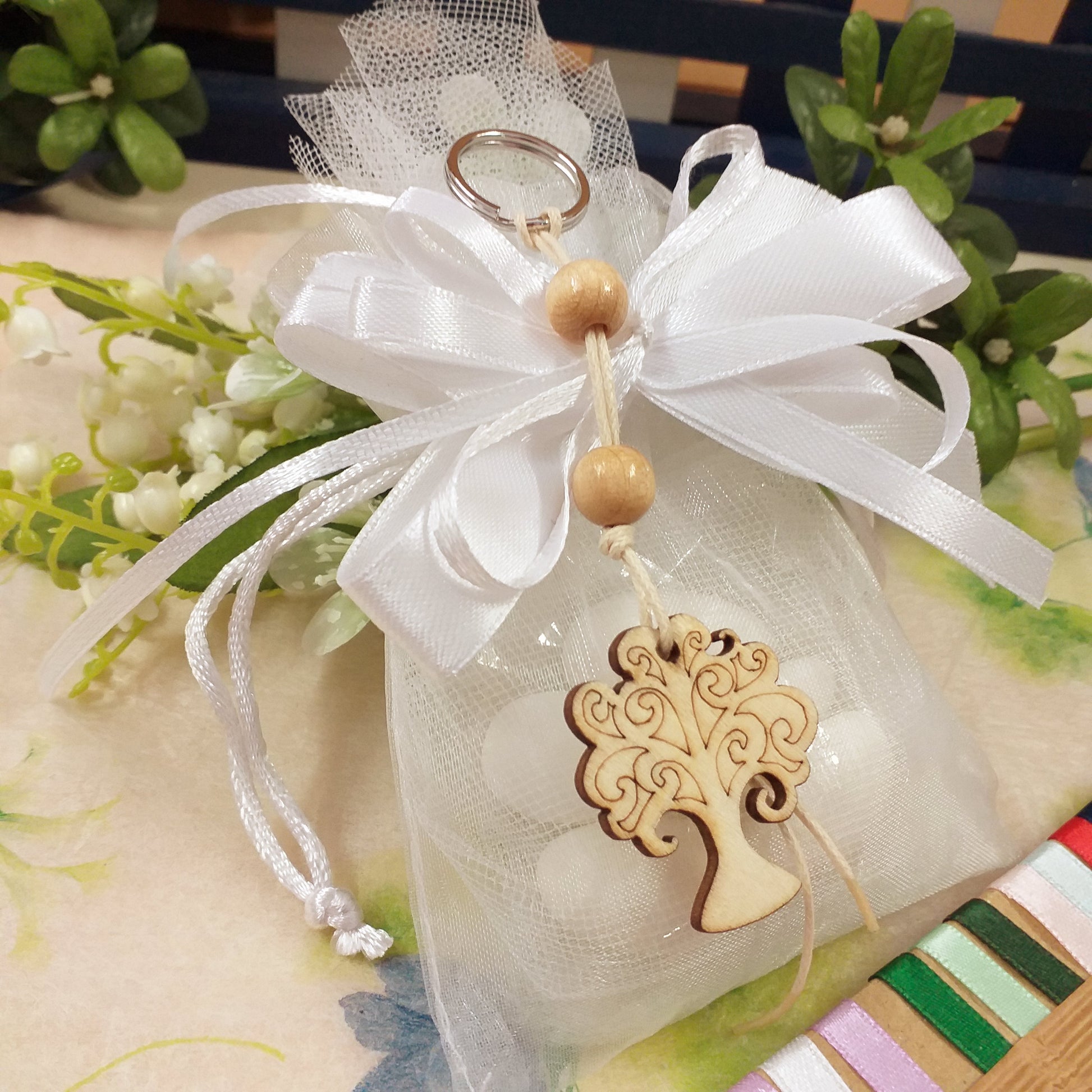 sacchetto confetti bianco portachiavi albero della vita ciondolo legno pirografato corda perle nastro kit fai da te o confezionato bomboniera matrimonio anniversario comunione cresima