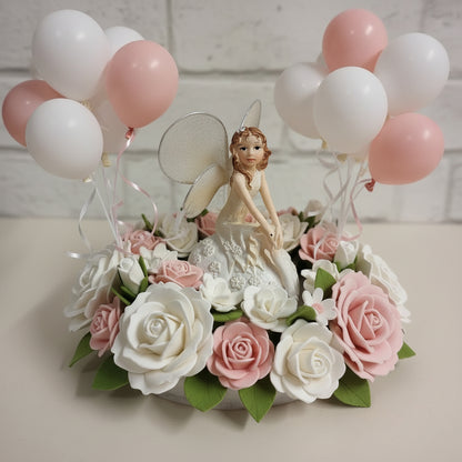 bianco e rosa torta scenografica fiori gomma crepla fommy con fatina dei fiori statuetta elfetto bianco allestimento compleanno con mini palloncini decorativi