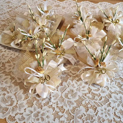 confezionamento confettata con tulle rete nastrino fiorellini roselline mazzolino bouquet confetti mandorla bigliettino per sacchetti bomboniere anniversario matrimonio cinquantesimo nozze oro 50 anni