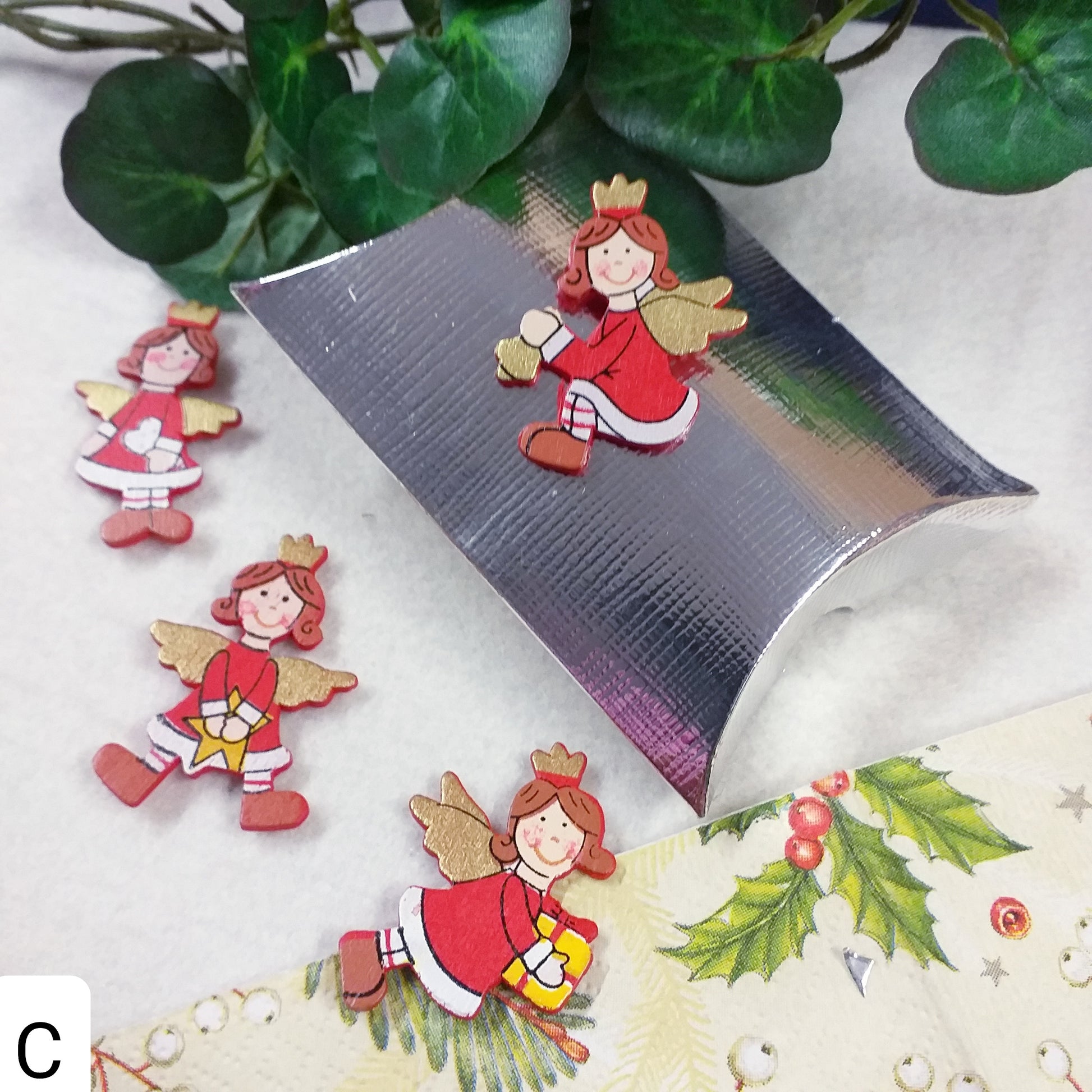 angeli su bustina argento angioletti rossi natalizi piastrine applicazioni legnetti uso segnaposto cenone capodanno san silvestro natale packaging chiudipacco confezione regalo