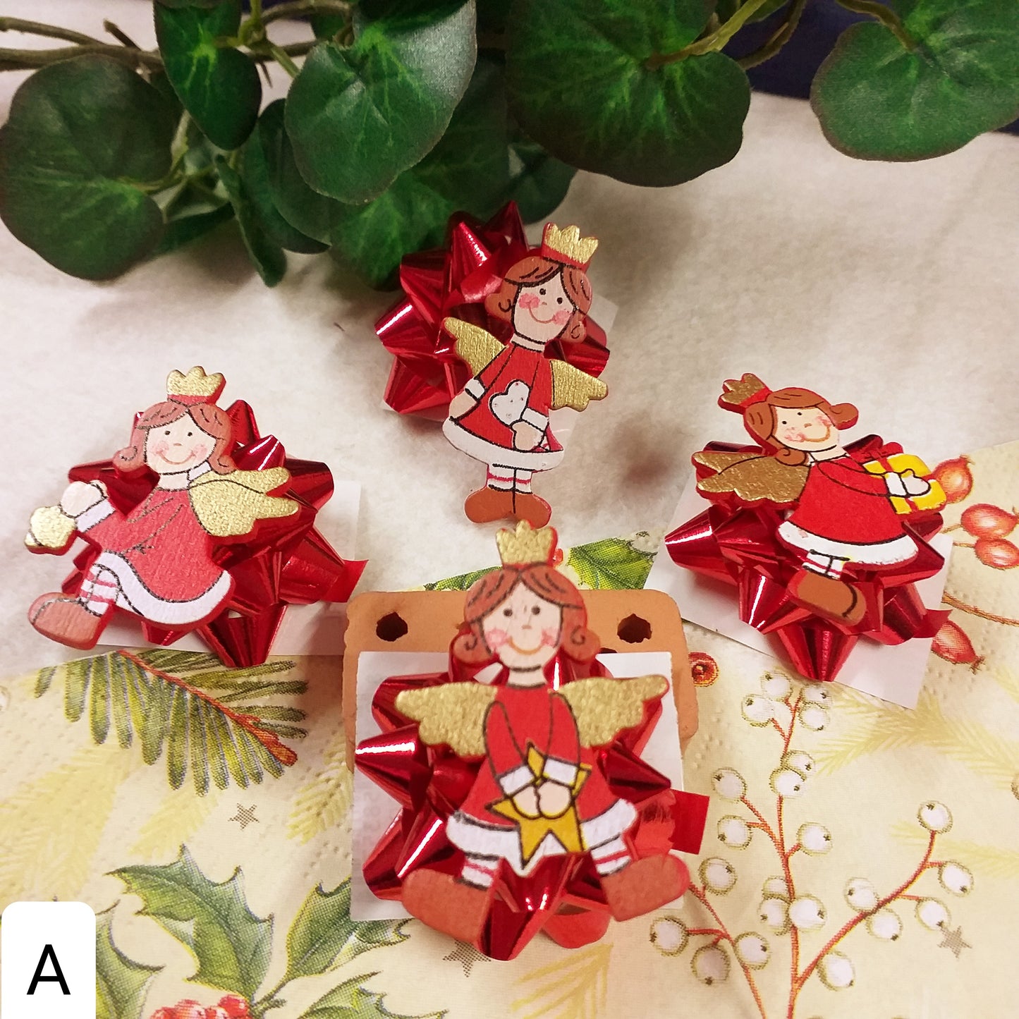 angeli su fiocco coccardina stella angioletti rossi natalizi piastrine applicazioni legnetti uso segnaposto cenone capodanno san silvestro natale packaging chiudipacco confezione regalo
