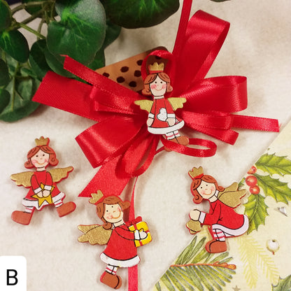 angeli su fiocco coccarda nastro raso angioletti rossi natalizi piastrine applicazioni legnetti uso segnaposto cenone capodanno san silvestro natale packaging chiudipacco confezione regalo