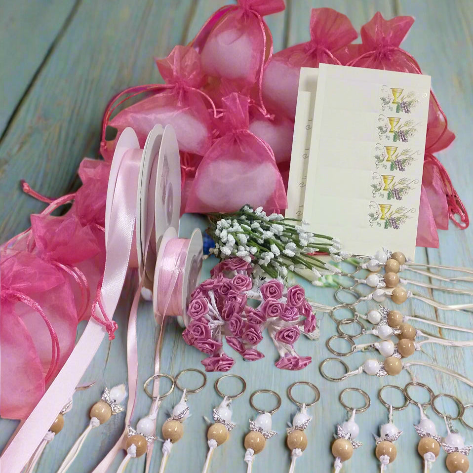 sacchettini organza fucsia bigliettini Prima Comunione velo di sposa roselline rosa nastrini per confezionare portachiavi legno angioletti angeli realizzati a mano con perle e perline ali di metallo