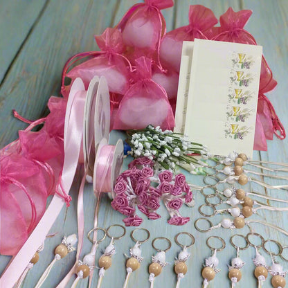 sacchettini organza fucsia bigliettini Prima Comunione velo di sposa roselline rosa nastrini per confezionare portachiavi legno angioletti angeli realizzati a mano con perle e perline ali di metallo