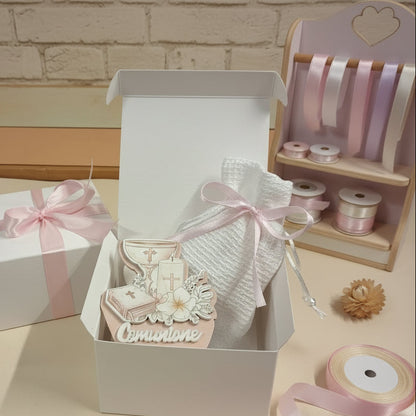 ricordino regalino Prima Comunione bomboniera sacra religiosa icona legno scritta e simboli calice Vangelo cero confezionata confetti sacchetto bianco scatola astuccio nastrino rosa o altri raso pastello beige lilla