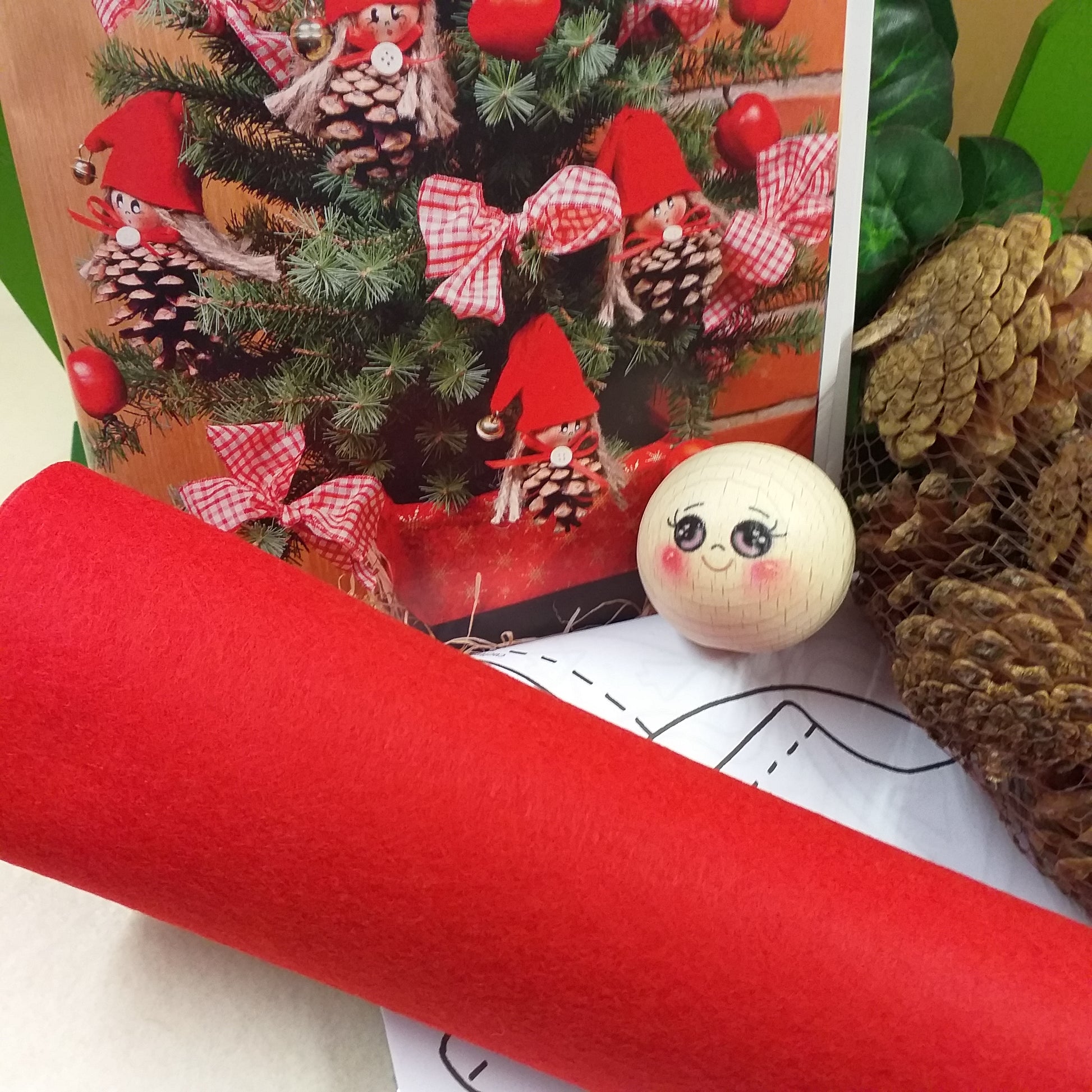 progetto albero gnomi rossi Idee facili per Natale Stafil merceria creativa kit manuale libretto spiegazioni foto tutorial fai da te bambole di pezza gnomi nordici feltro pannolenci pigne faccina legno