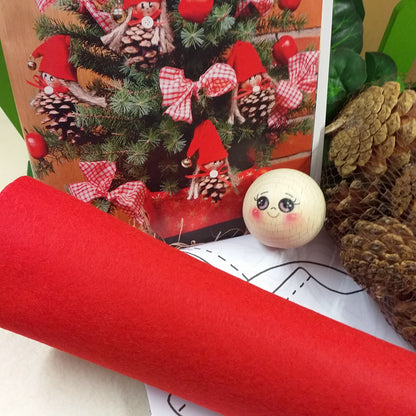 progetto albero gnomi rossi Idee facili per Natale Stafil merceria creativa kit manuale libretto spiegazioni foto tutorial fai da te bambole di pezza gnomi nordici feltro pannolenci pigne faccina legno