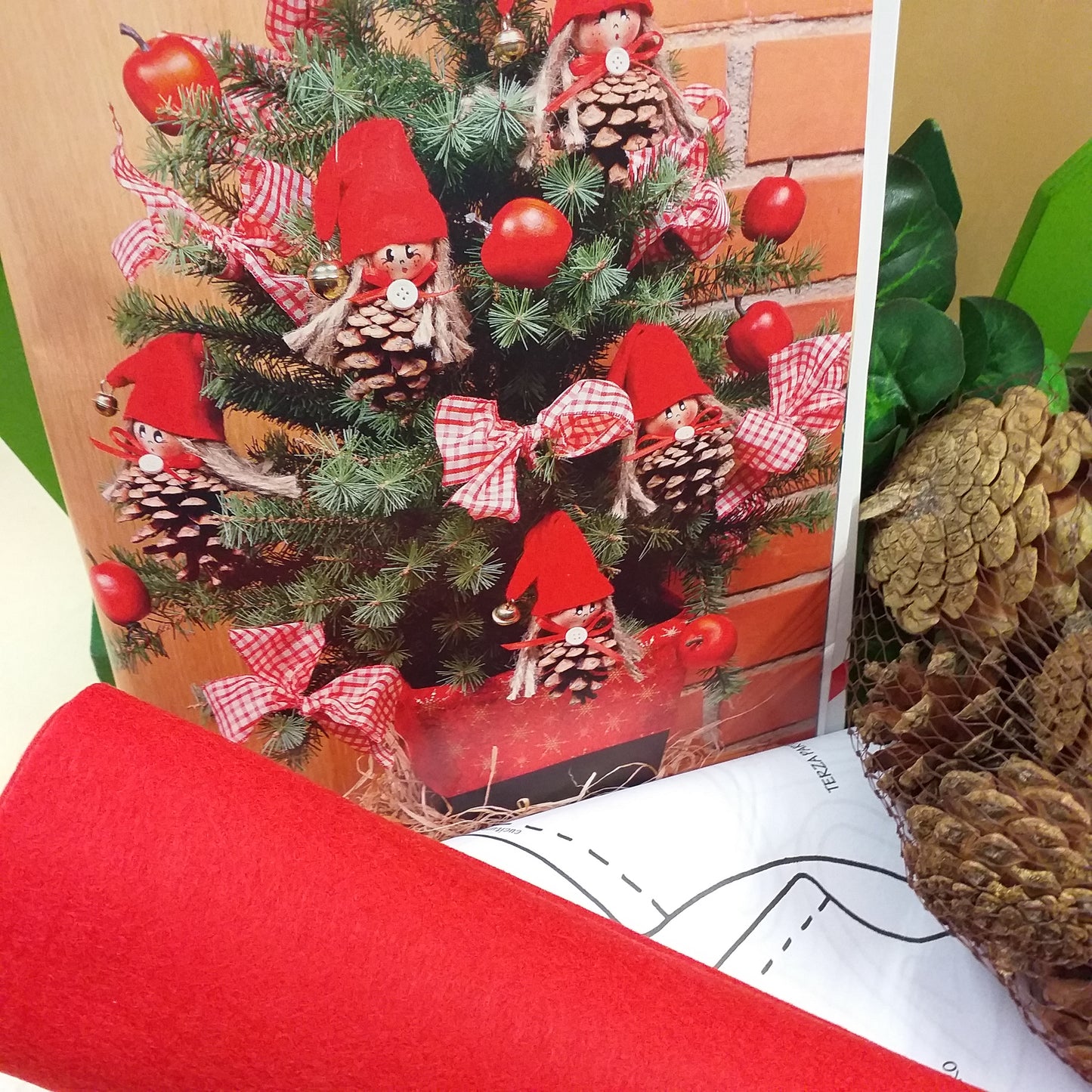 materiale occorrente progetto albero con gnometti Idee facili per Natale a cura di Francesca Peterlini Stafil vetrina shop online merceria creativa kit manuale libretto spiegazioni foto tutorial fai da te bambole di pezza gnomi nordici feltro pannolenci pigne facce di legno dipinte