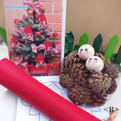 progetto albero con gnometti Idee facili per Natale a cura di Francesca Peterlini Stafil vetrina shop online merceria creativa kit manuale libretto spiegazioni foto tutorial fai da te bambole di pezza gnomi nordici feltro pannolenci pigne facce di legno dipinte