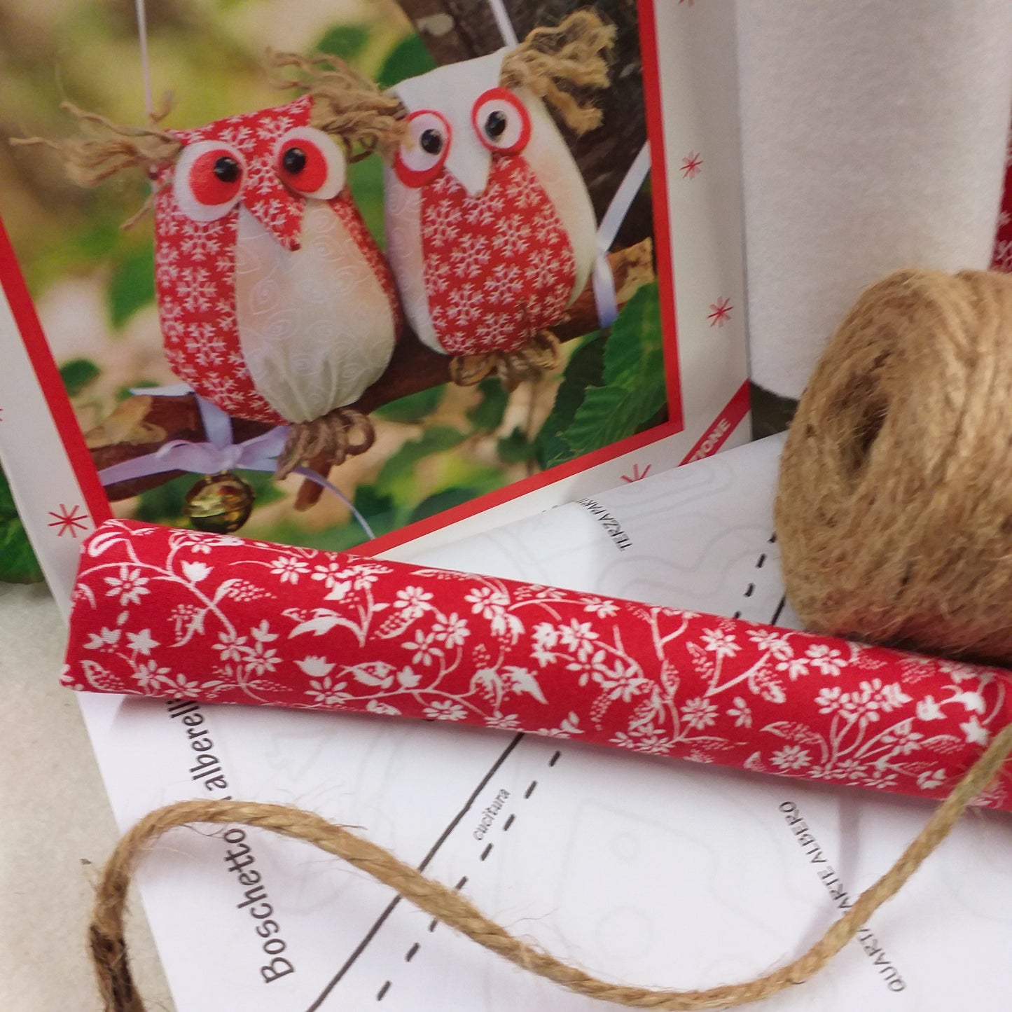cartamodelli e progetto gufi Idee facili per Natale Stafil vetrina shop online merceria creativa kit manuale libretto spiegazioni foto tutorial fai da te bambole di pezza gnomi nordici tessuto fiorellini juta cordino