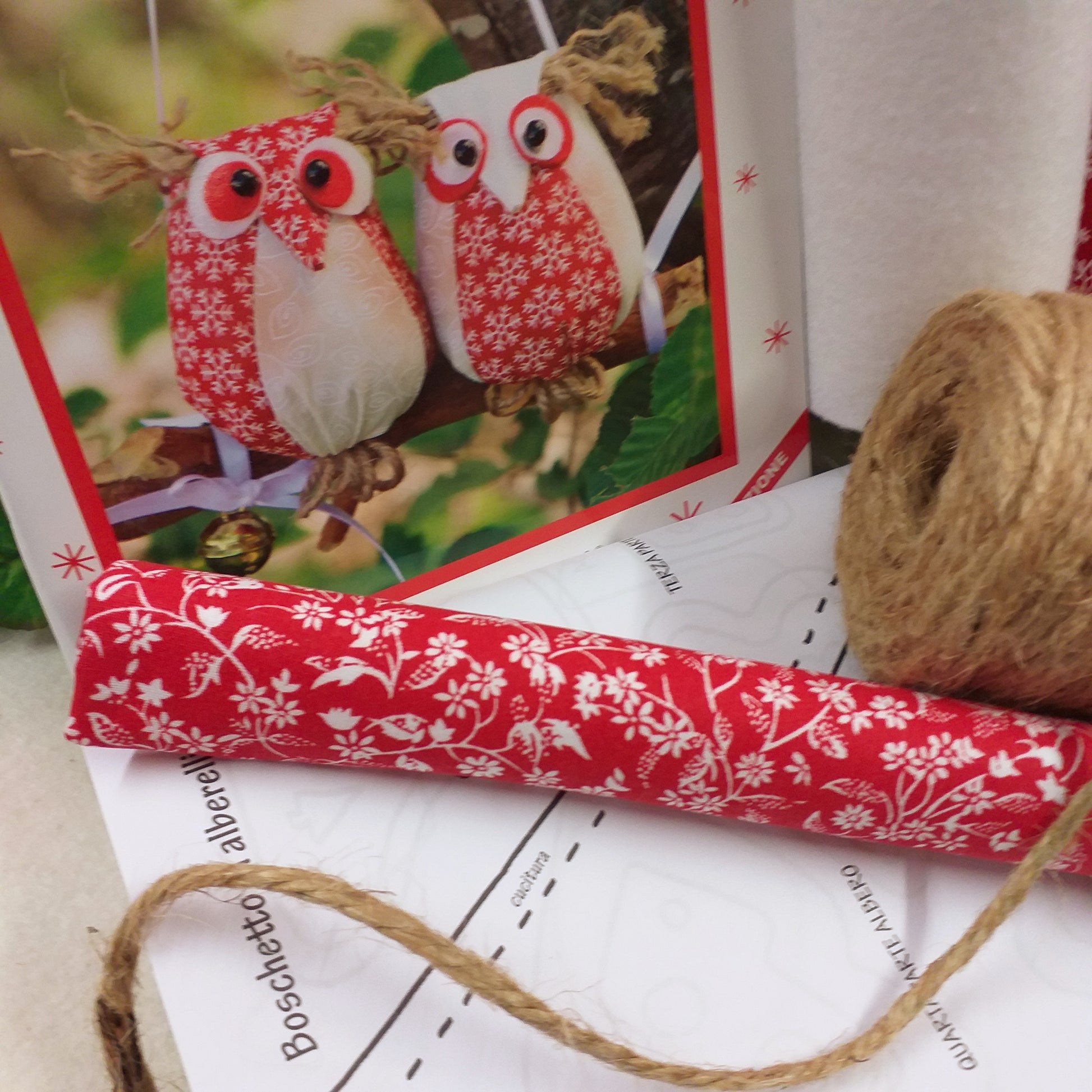 cartamodelli e progetto gufi Idee facili per Natale Stafil vetrina shop online merceria creativa kit manuale libretto spiegazioni foto tutorial fai da te bambole di pezza gnomi nordici tessuto fiorellini juta cordino