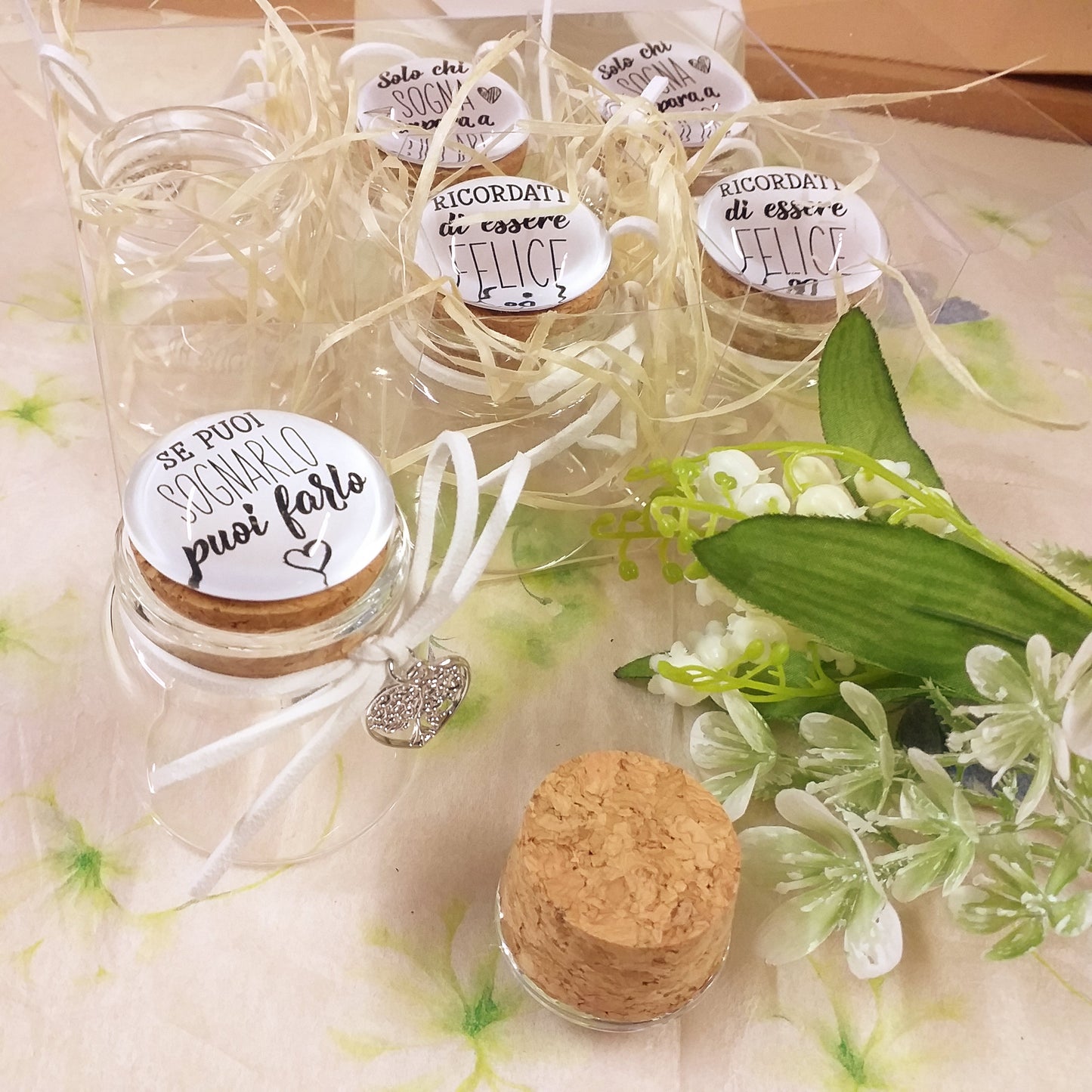 come imballiamo barattolino tappo bianco sughero vasetto vetro con scritta assortita confezionato bomboniera Comunione confetti bigliettino simboli Cresima 
