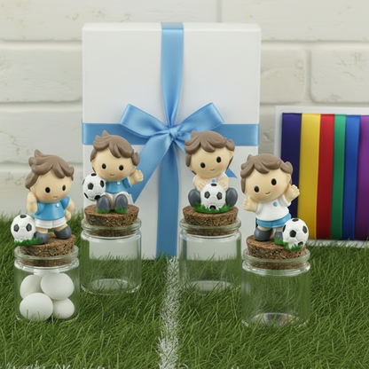 packaging scatola nastro azzurro celeste per barattolini vasetti tappo sughero applicazione calcio calciatore con pallone statuetta maglia azzurra Italia da confezionare come bomboniera segnaposto portaconfetti con tulle e confetti bigliettino simboli
