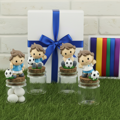 packaging scatola nastro blu per barattolini vasetti tappo sughero applicazione calcio calciatore con pallone statuetta maglia azzurra Italia da confezionare come bomboniera segnaposto portaconfetti con tulle e confetti bigliettino simboli