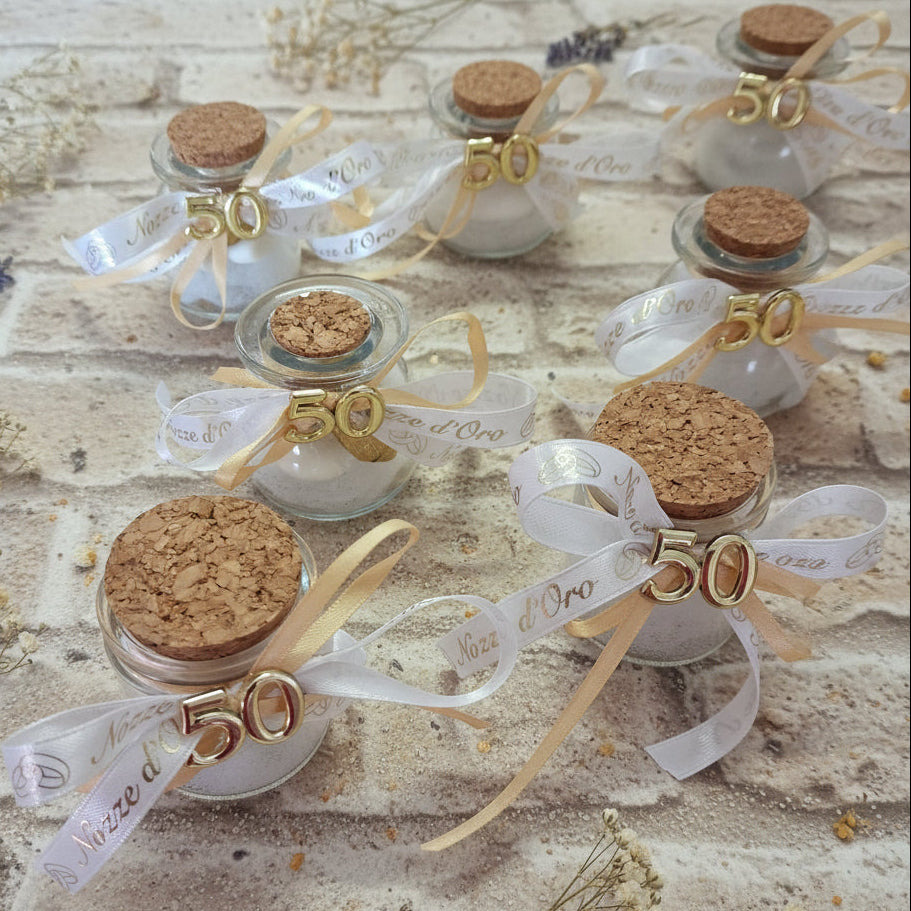 allestimento confettata vasetti barattoli vetro tappo sughero numero 50 di anni matrimonio anniversario nozze oro argento confezionati confetti dorati bigliettini