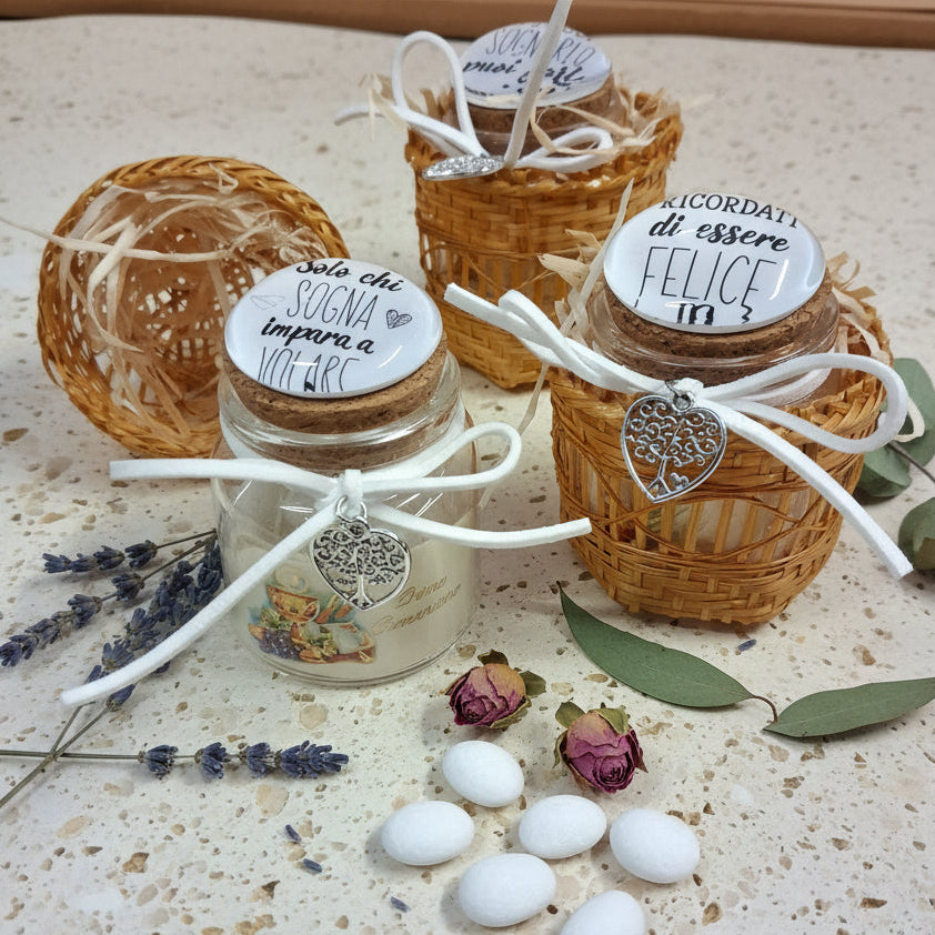allestimento con barattolino tappo bianco ceramica sughero vasetto vetro con scritta solo chi sogna impara a volare , ricordati di essere felice, se puoi sognarlo puoi farlo, confezionato bomboniera Comunione Cresima confetti cestino bigliettino simboli, ciondolo cuoricino albero della vita
