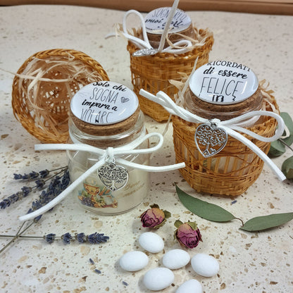 allestimento con barattolino tappo bianco ceramica sughero vasetto vetro con scritta solo chi sogna impara a volare , ricordati di essere felice, se puoi sognarlo puoi farlo, confezionato bomboniera Comunione Cresima confetti cestino bigliettino simboli, ciondolo cuoricino albero della vita