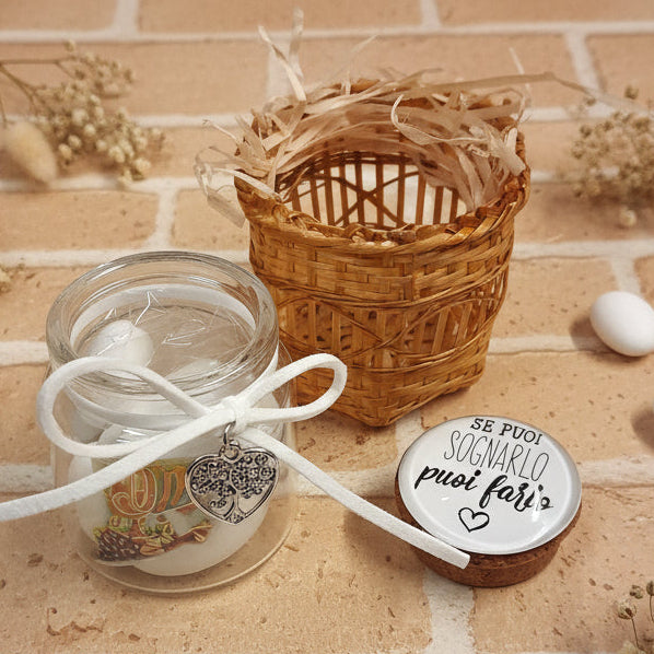 barattolino tappo bianco ceramica sughero vasetto vetro con scritta, se puoi sognarlo puoi farlo, confezionato bomboniera Comunione Cresima confetti cestino bigliettino simboli, ciondolo cuoricino albero della vita
