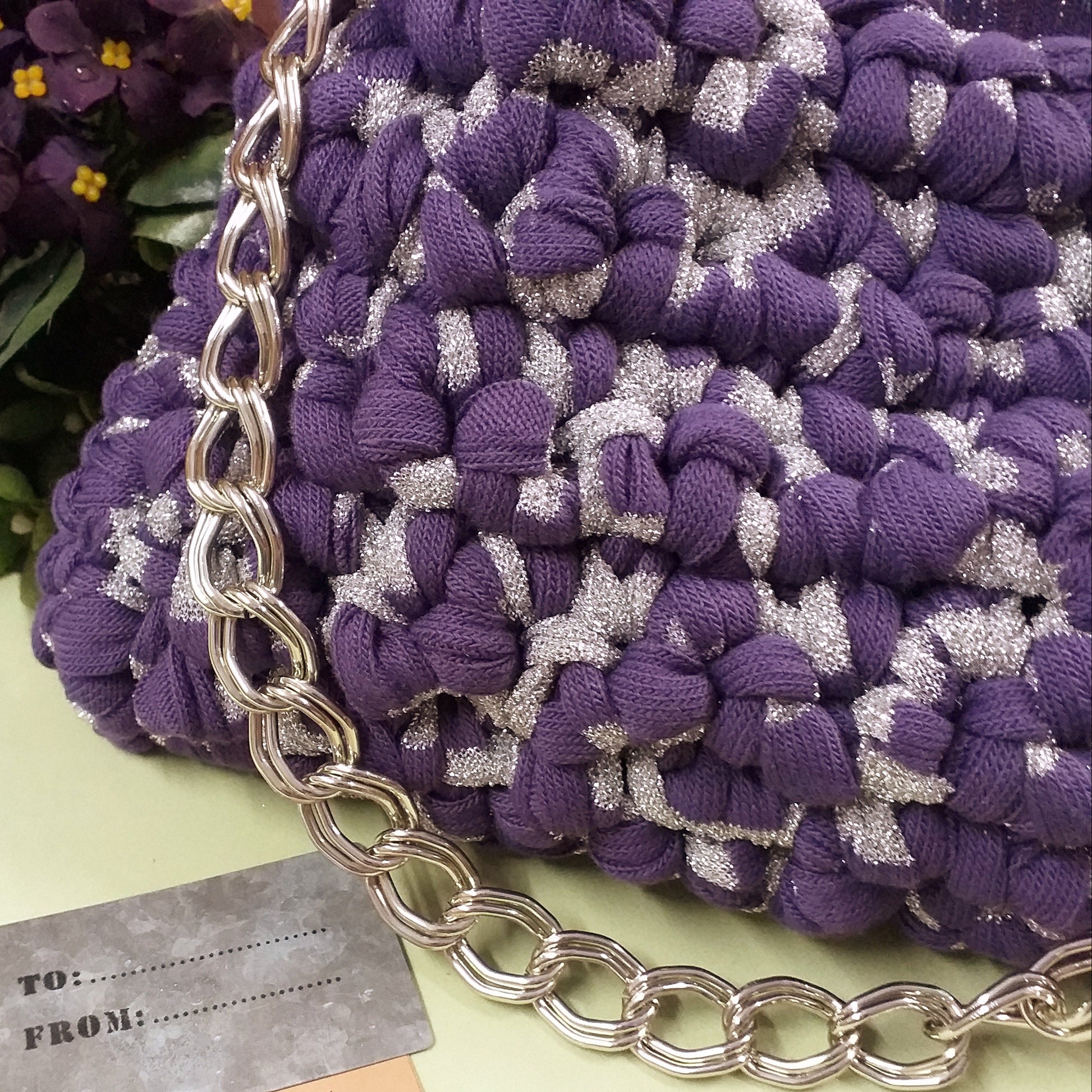dettagli di maglia crochet bag pochette cerimonia viola argento lurex borsa uncinetto fettuccia alta larga piatta maglia bassissima manico catena argento idea regalo packaging tag from to