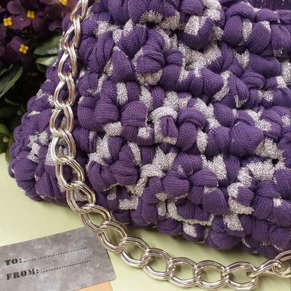 dettagli di maglia crochet bag pochette cerimonia viola argento lurex borsa uncinetto fettuccia alta larga piatta maglia bassissima manico catena argento idea regalo packaging tag from to