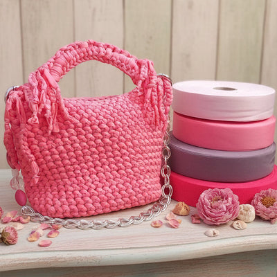 Pochette uncinetto borsa fettuccia lycra frange fucsia manico gioiello