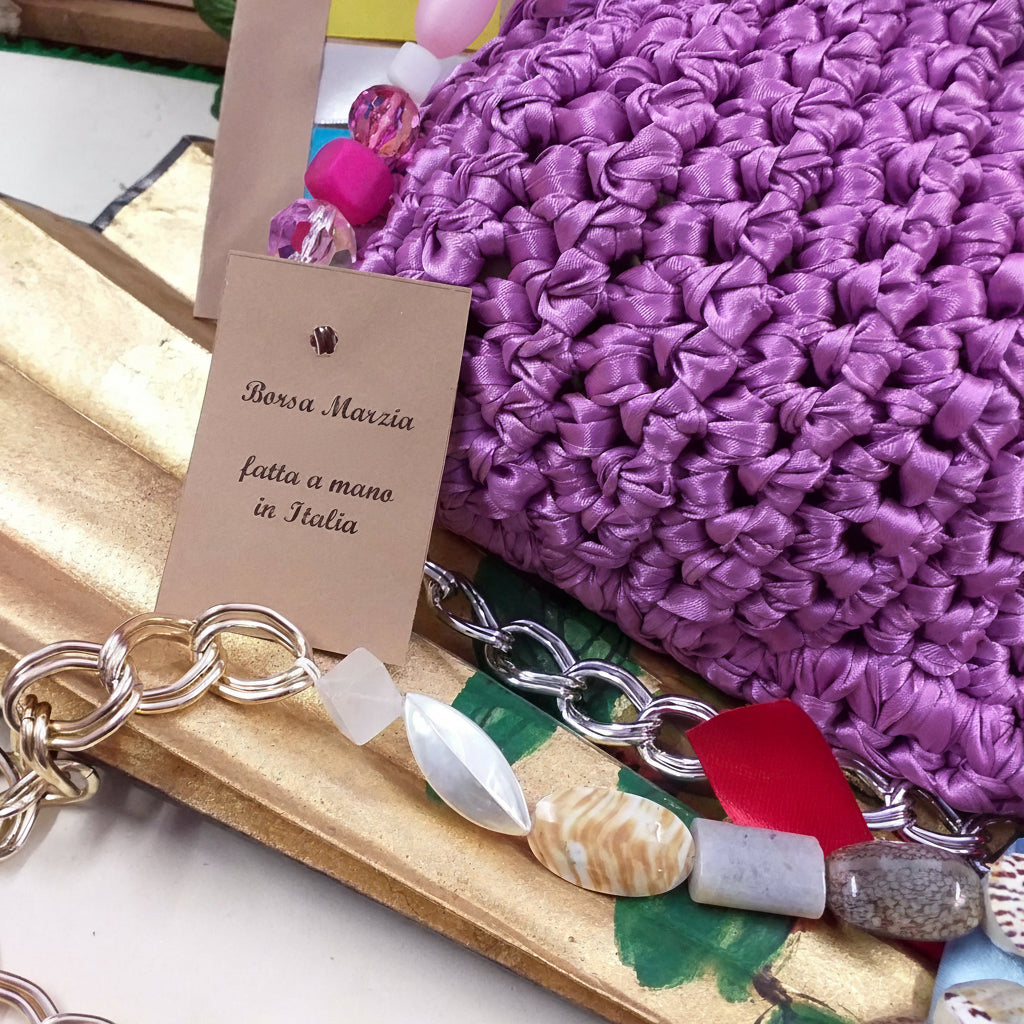 Marzia borsa artigianale di fettuccia raso nastro fatta a mano uncinetto crochet Italia pochette cerimonia giorno sera matrimonio manico gioiello perle catena conchiglie pietre fashion moda estate