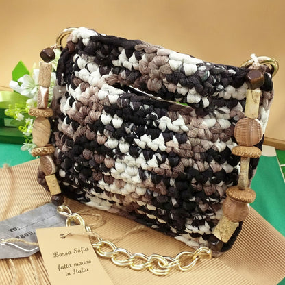 visione laterale per Borsa Sofia di fettuccia lycra retina tulle bianco-nero marrone artigianale fatta a mano in Italia modello pochette cerimonia matrimonio giorno sera manico gioiello catena perle pietre busta regalo