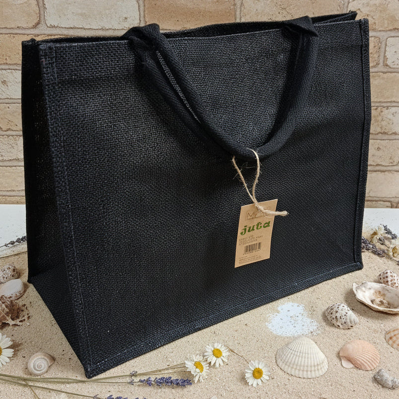 colore nero colorata estiva spiaggia mare piscina juta borsa rettangolare  manici tessuto da decorare rivestire uncinetto tecnica applicazioni personalizzare dipingere colorare ricamare fiori bianchi conchiglie appliquè pizzo nappine pompons