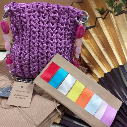colori per l'acquisto di borsa artigianale di fettuccia raso nastro fatta a mano uncinetto crochet Italia pochette cerimonia giorno sera matrimonio manico gioiello perle catena fucsia petunia fashion moda estate