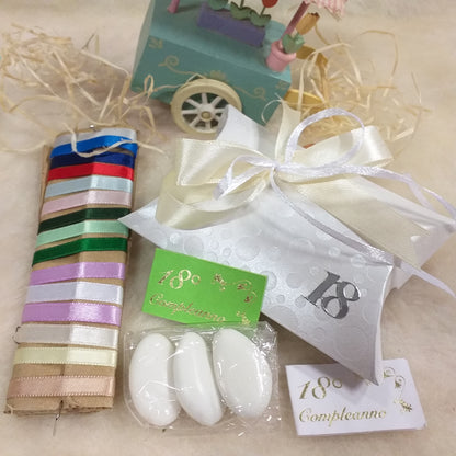 bianco panna shop bomboniere 18 anni bustina bianca economica simboli diciottesimo ragazzo ragazza bigliettino il mio 18° compleanno scritta portaconfetti scatolina con 3 confetti