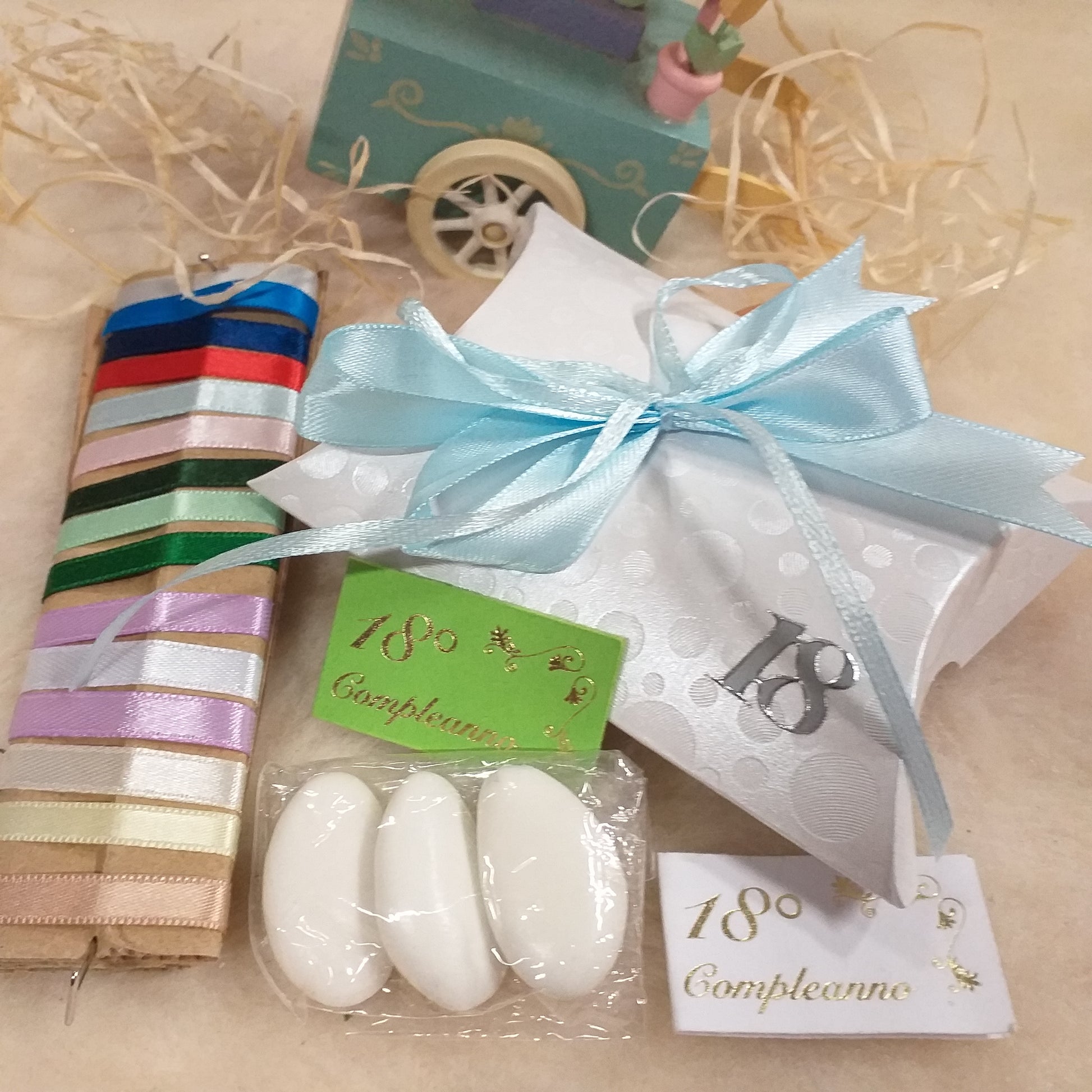 azzurro celeste pastello shop bomboniere 18 anni bustina bianca economica simboli diciottesimo ragazzo ragazza bigliettino il mio 18° compleanno scritta portaconfetti scatolina con 3 confetti