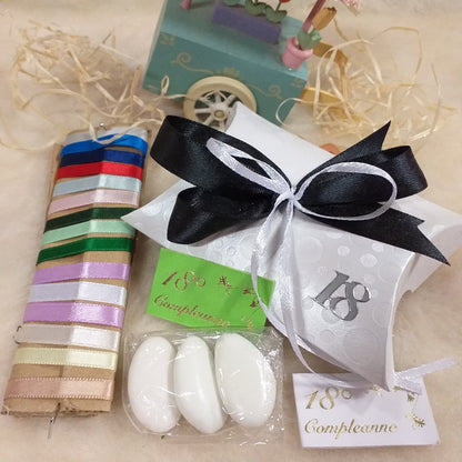 nero bianco shop bomboniere 18 anni bustina bianca economica simboli diciottesimo ragazzo ragazza bigliettino il mio 18° compleanno scritta portaconfetti scatolina con 3 confetti