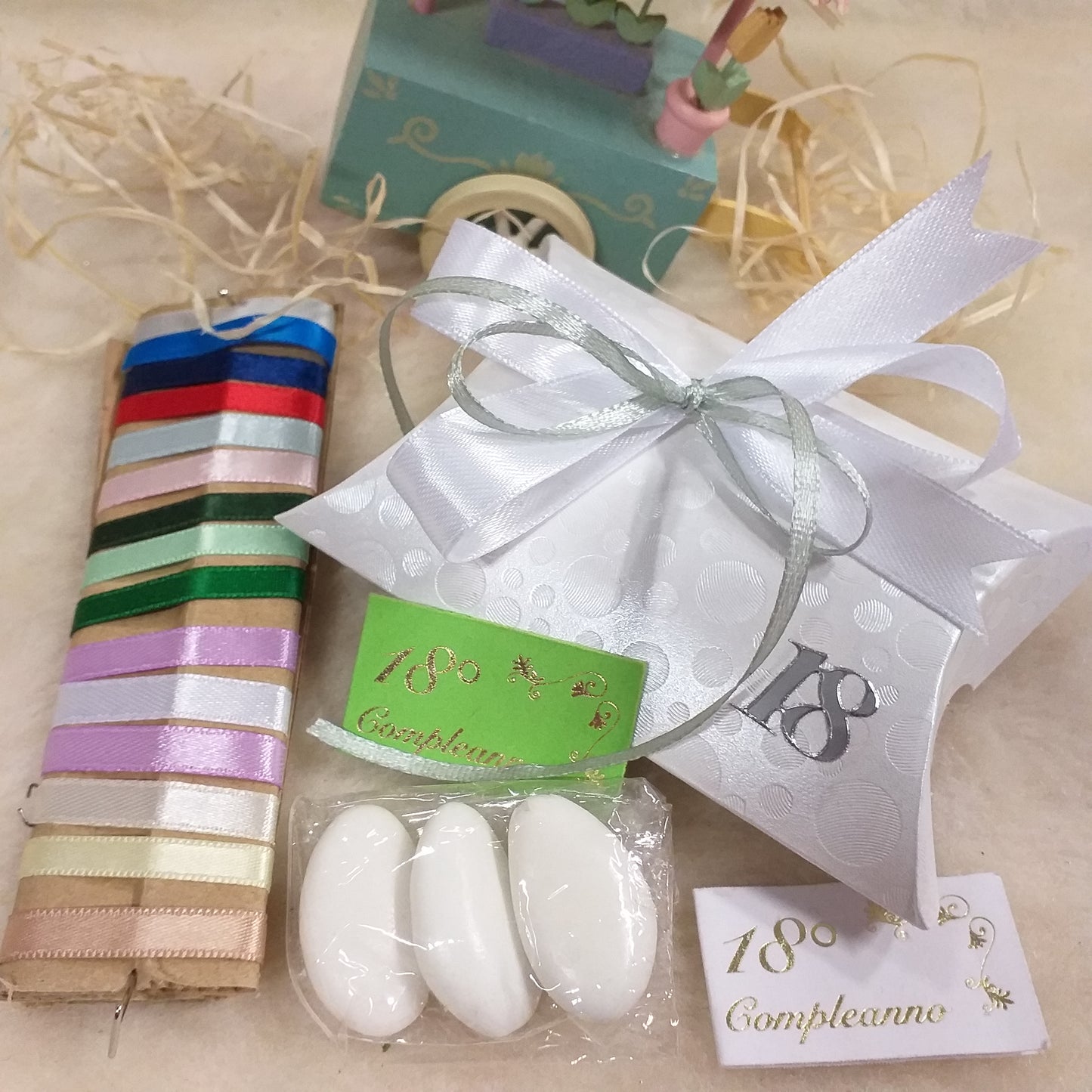 bianco grigio pastello shop bomboniere 18 anni bustina bianca economica simboli diciottesimo ragazzo ragazza bigliettino il mio 18° compleanno scritta portaconfetti scatolina con 3 confetti