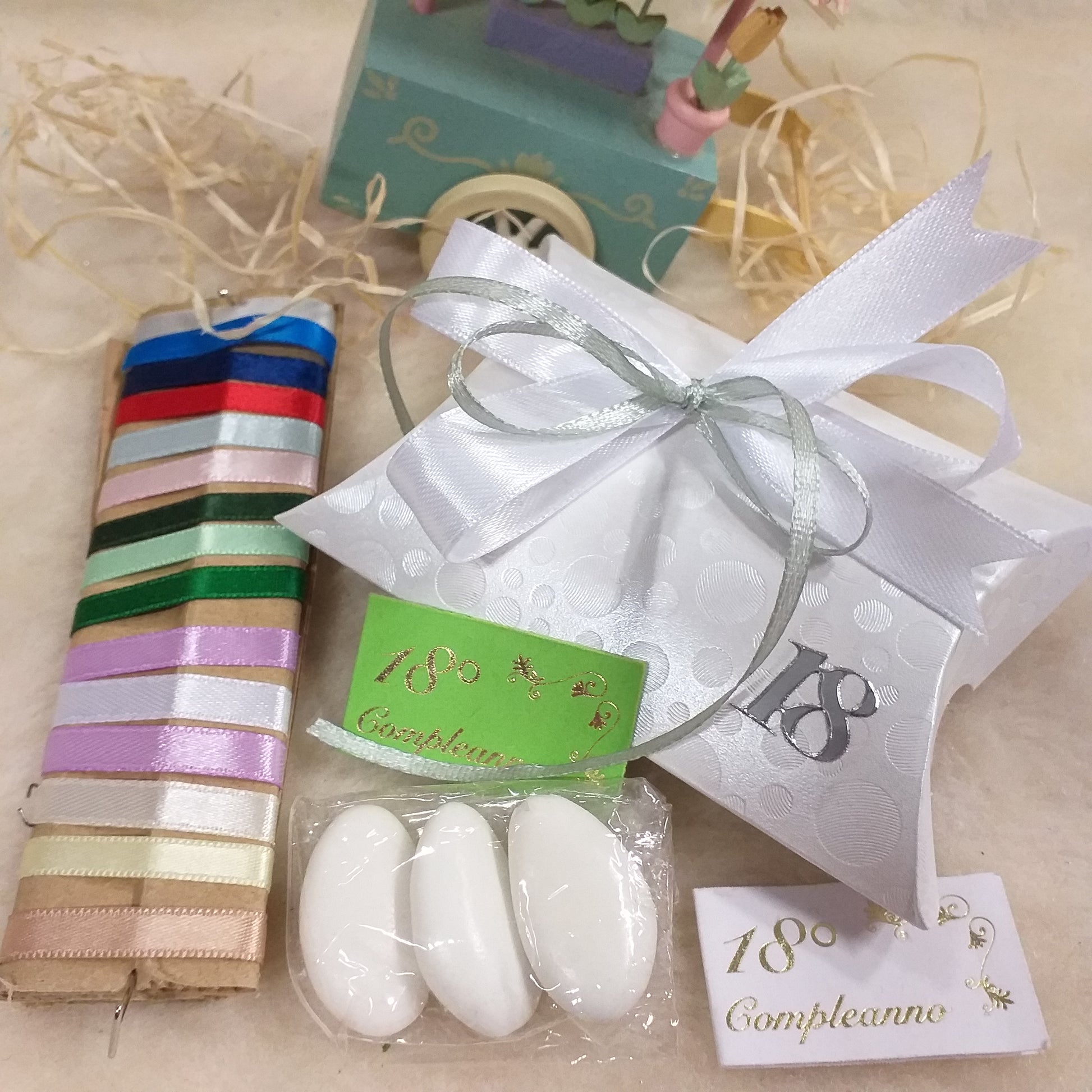 bianco grigio pastello shop bomboniere 18 anni bustina bianca economica simboli diciottesimo ragazzo ragazza bigliettino il mio 18° compleanno scritta portaconfetti scatolina con 3 confetti