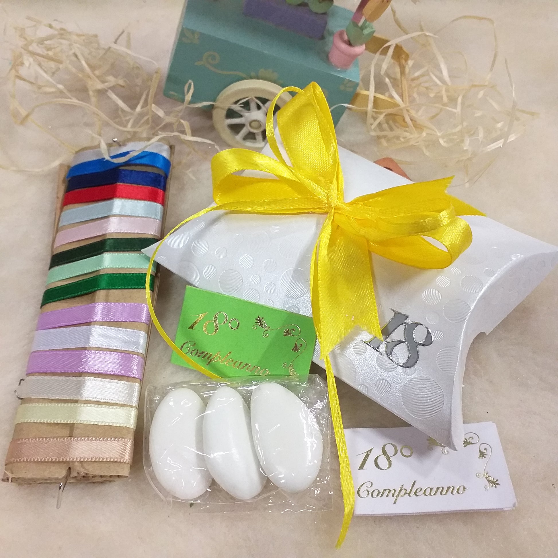 giallo pastello shop bomboniere 18 anni bustina bianca economica simboli diciottesimo ragazzo ragazza bigliettino il mio 18° compleanno scritta portaconfetti scatolina con 3 confetti