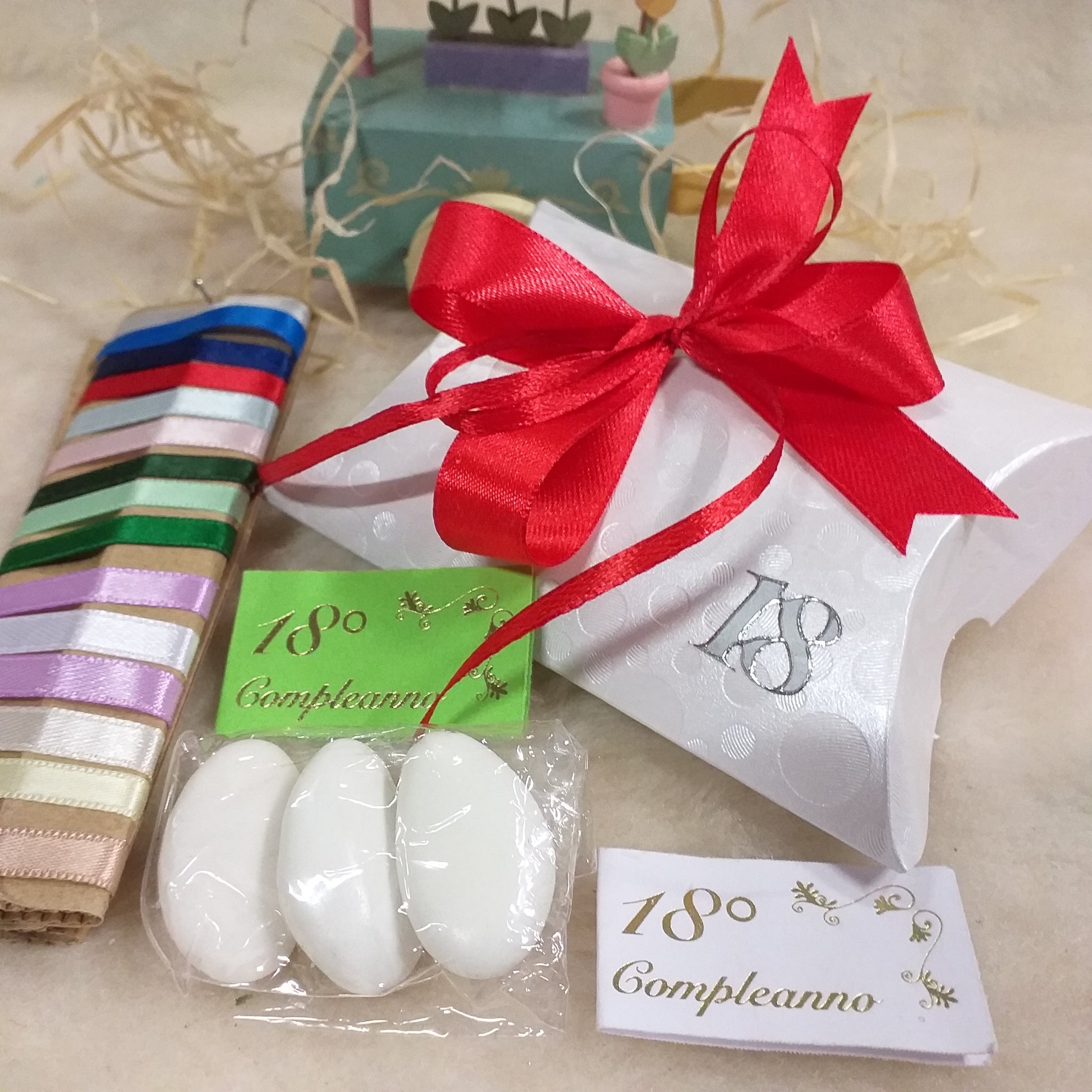 rosso shop bomboniere 18 anni bustina bianca economica simboli diciottesimo ragazzo ragazza bigliettino il mio 18° compleanno scritta portaconfetti scatolina con 3 confetti