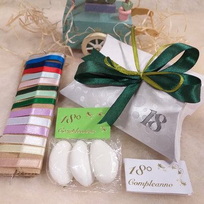 verde muschio scuro shop bomboniere 18 anni bustina bianca economica simboli diciottesimo ragazzo ragazza bigliettino il mio 18° compleanno scritta portaconfetti scatolina con 3 confetti