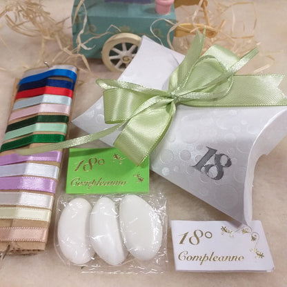 verde salvia pastello shop bomboniere 18 anni bustina bianca economica simboli diciottesimo ragazzo ragazza bigliettino il mio 18° compleanno scritta portaconfetti scatolina con 3 confetti