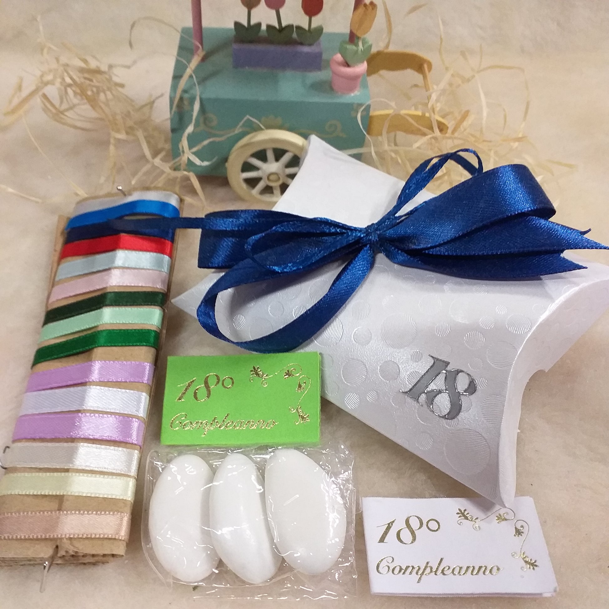 blu notte shop bomboniere 18 anni bustina bianca economica simboli diciottesimo ragazzo ragazza bigliettino il mio 18° compleanno scritta portaconfetti scatolina con 3 confetti