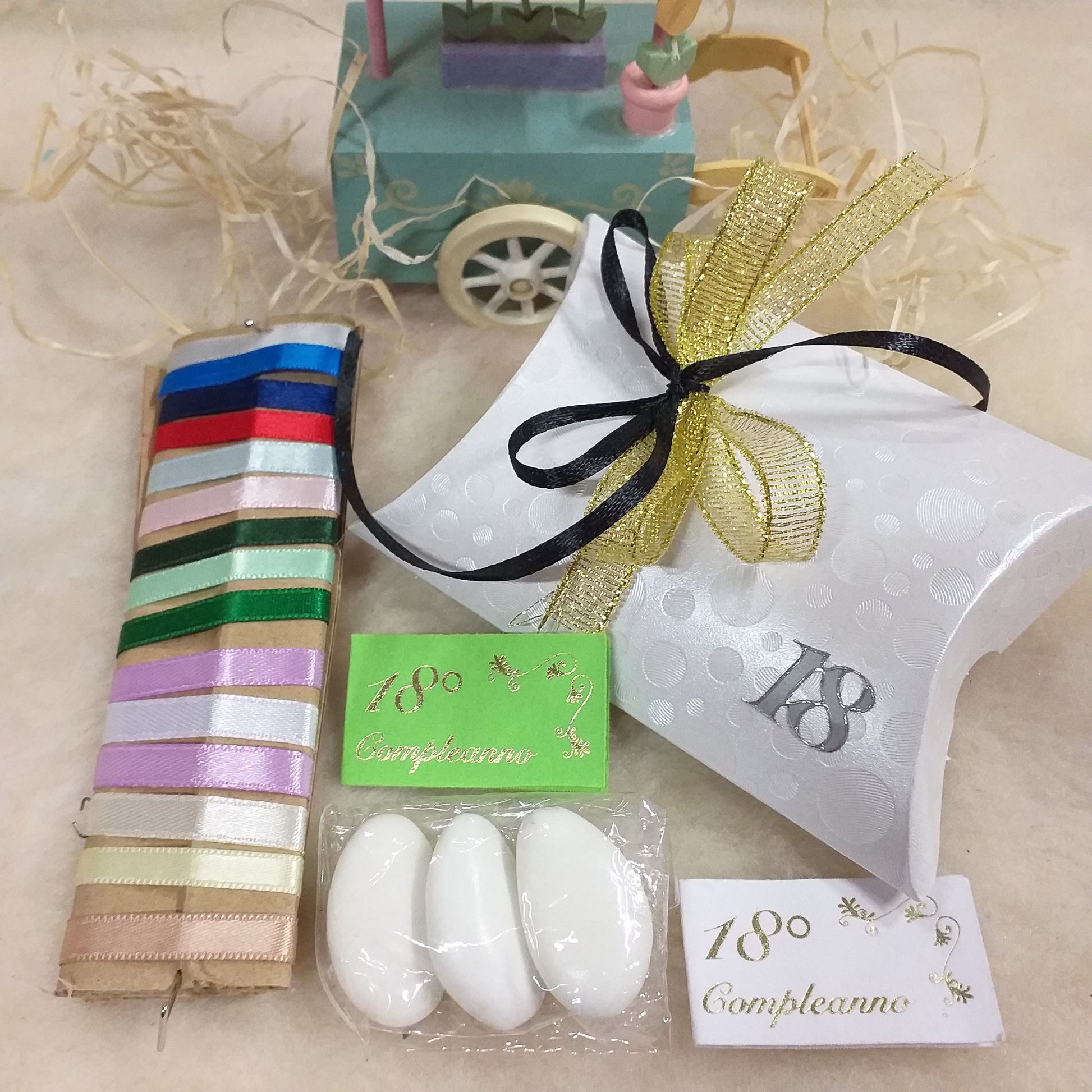 fiocchetto nero oro shop bomboniere 18 anni bustina bianca economica simboli diciottesimo ragazzo ragazza bigliettino il mio 18° compleanno scritta portaconfetti scatolina con 3 confetti