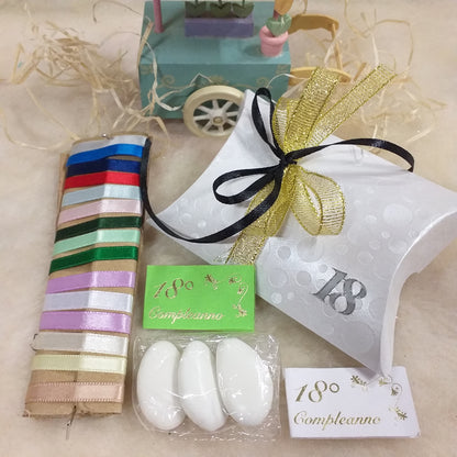 fiocchetto nero oro shop bomboniere 18 anni bustina bianca economica simboli diciottesimo ragazzo ragazza bigliettino il mio 18° compleanno scritta portaconfetti scatolina con 3 confetti