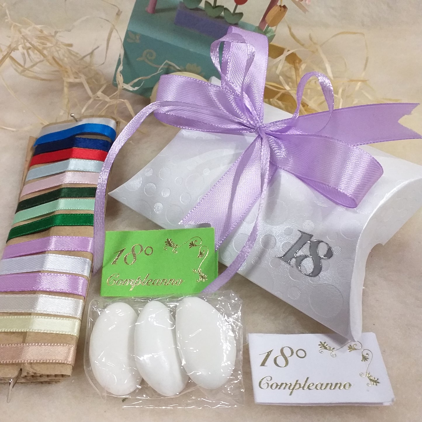 lilla pastello shop bomboniere 18 anni bustina bianca economica simboli diciottesimo ragazzo ragazza bigliettino il mio 18° compleanno scritta portaconfetti scatolina con 3 confetti