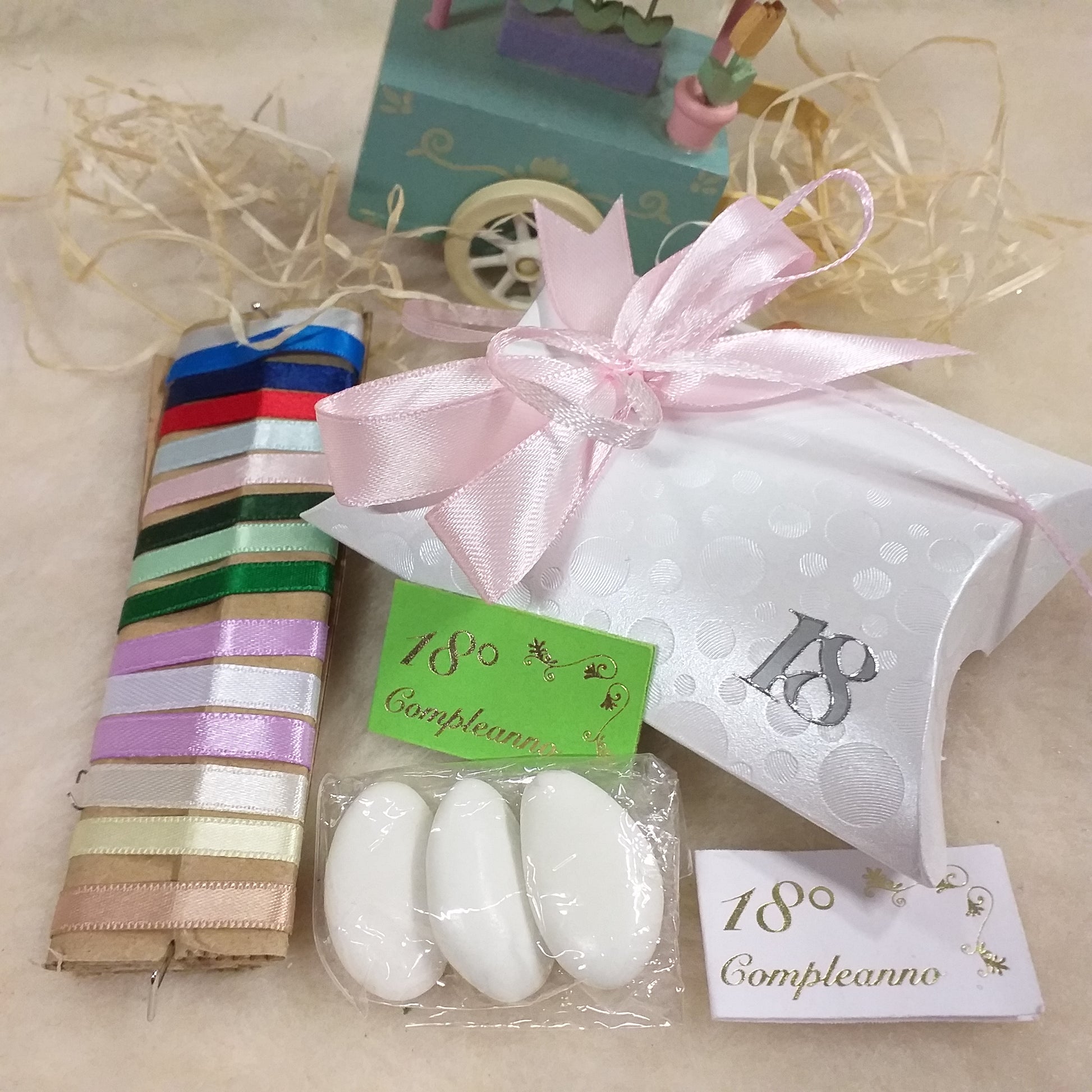 rosa chiaro pastello shop bomboniere 18 anni bustina bianca economica simboli diciottesimo ragazzo ragazza bigliettino il mio 18° compleanno scritta portaconfetti scatolina con 3 confetti