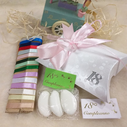 rosa chiaro pastello shop bomboniere 18 anni bustina bianca economica simboli diciottesimo ragazzo ragazza bigliettino il mio 18° compleanno scritta portaconfetti scatolina con 3 confetti