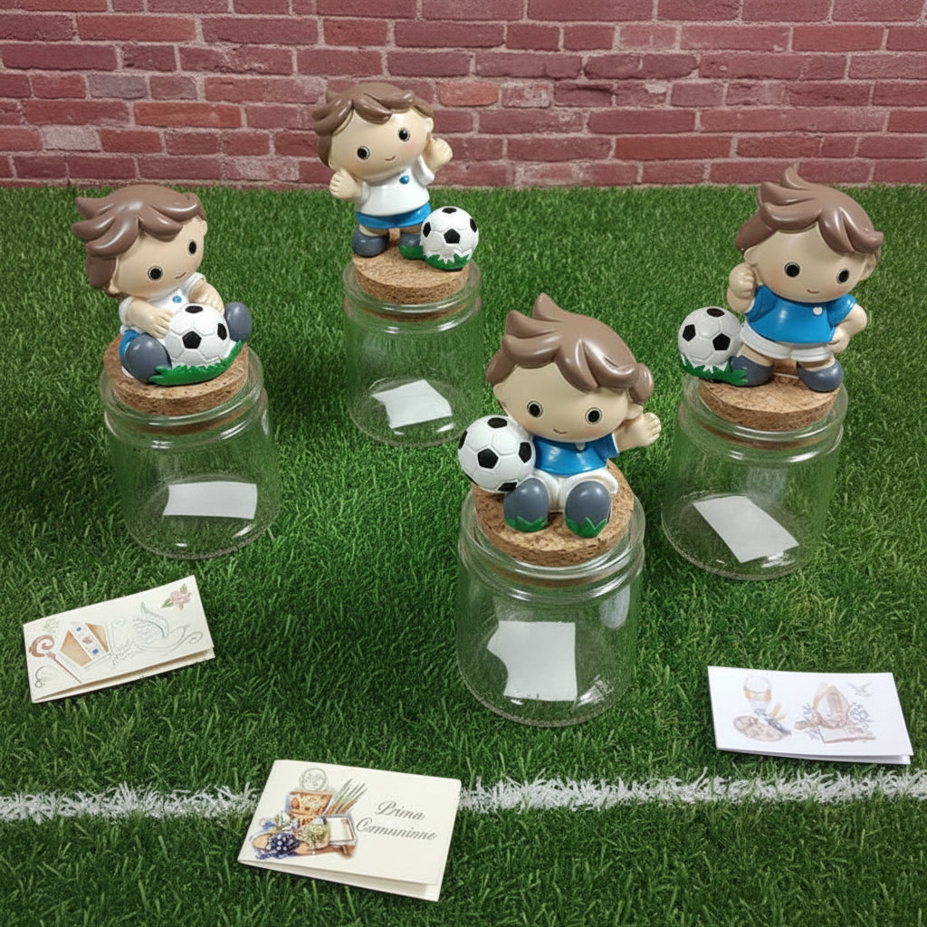 Prima Comunione e Santa Cresima barattolini vasetti tappo sughero  applicazione calcio calciatore con pallone statuetta maglia azzurra Italia da confezionare come bomboniera segnaposto portaconfetti
